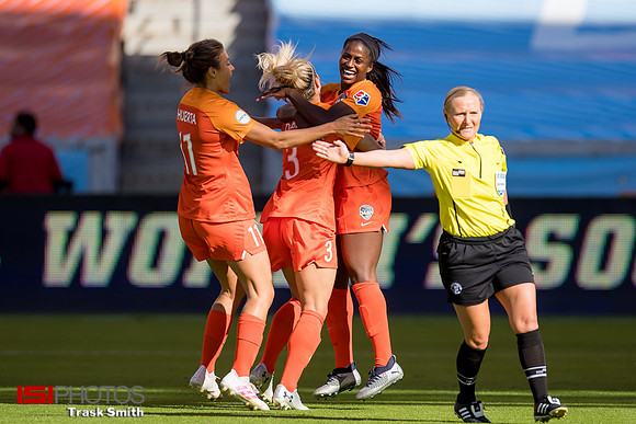 Nichelle Prince, Rachel Daly, Sofia Huerta